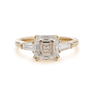 Bague de fiançailles de luxe en or avec diamant de laboratoire de 3,5 carats, taille Asscher Art Déco, trois pierres, avec centre en baguette conique taille Asscher - Product Image 3