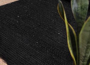 Tapis artisanal en jute naturelle noire à bord festonné, tapis de sol tissé à la main, style bohème et rustique, tapis décoratif pour la maison - Product Image 5