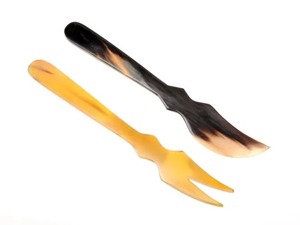 Ensemble de couverts : Cuillère, Fourchette, Couteau à fromage et Couteau à beurre, avec manche en corne antique orange et noir, à motifs croisés, fabriqués à la main - Product Image 3