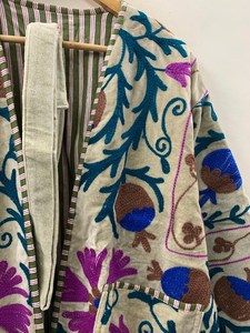 Veste en velours Suzani florale, veste kimono bohème, manteau Suzani vintage, veste courte en velours bohème, veste artisanale de festival - Product Image 6