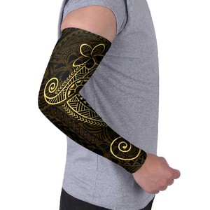 Manga de compresión unisex de manga larga con estampado tribal dorado por sublimación, de seda helada negra, UPF50+, para todas las estaciones - Product Image 3