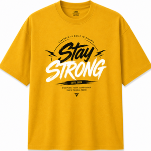 เสื้อยืดแขนสั้นสีเหลืองมัสตาร์ดสำหรับผู้ชาย คอกลม ทรงปกติ ผ้าฝ้าย 100% พิมพ์ลาย Stay Strong สไตล์ลำลอง เป็นมิตรกับสิ่งแวดล้อม น้ำหนัก 180 กรัม - Product Image 1