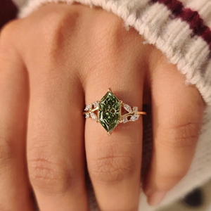 Bague de luxe en moissanite taille marquise avec pierre verte pour femme, en argent sterling 925 plaqué or, idéale pour les fiançailles et les mariages - Product Image 4