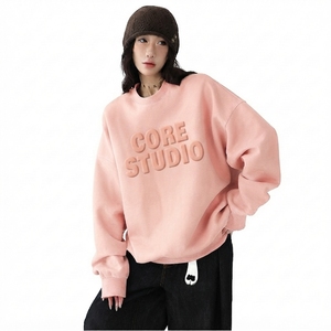 เสื้อสเวตเชิ้ตคอกลมโอเวอร์ไซส์สำหรับผู้หญิง ดีไซน์ตัวอักษรพิมพ์นูนด้านหน้า ผลิตจากผ้าฟลีซโพลีเอสเตอร์/คอตตอนที่เป็นมิตรต่อสิ่งแวดล้อม เหมาะสำหรับใส่ลำลองในฤดูหนาว - Product Image 1
