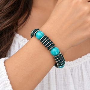 Pulsera elástica con cuentas de turquesa con detalles plateados y discos de color verde oscuro, joyería bohemia hecha a mano con piedras preciosas para mujer - Product Image 2