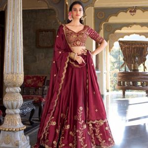 Lehenga Choli Premium de Seda Rangoli con Bordado de Zari, Lentejuelas y Dori, con Dupatta con Trabajo de Calado |   Lehenga de Novia de Diseño para Boda - Product Image 3