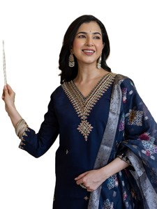 Salwar Kameez traditionnel bleu marine brodé avec dupatta floral, tenue ethnique pour femme, toutes saisons, style quotidien, tissu en soie satinée, livraison rapide - Product Image 2