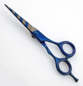 กรรไกรซอยผมระดับมืออาชีพ KOUNAIN ขนาด 5.5 นิ้ว เคลือบพลาสมาสีน้ำเงิน คมกริบ ผลิตจากสแตนเลส สำหรับคนถนัดขวา - Product Image 3