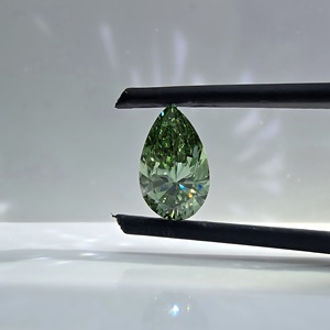 Diamant de laboratoire CVD vert vif fantaisie brillant en forme de poire de 1 carat certifié IGI, pureté VS2, pierre non montée - Product Image 1