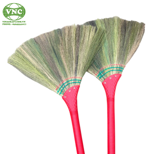 Escoba Ecológica Premium Pequeña de Hierba Natural con Mango Largo de Madera, Cerdas Suaves sin Bandera de hasta 9 Pulgadas para Limpieza de Suelos Interiores - Product Image 3