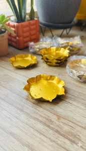 Cuencos artesanales de latón festoneados y adornos decorativos para el hogar moderno y el espacio espiritual, con flores meticulosamente elaboradas. - Product Image 2