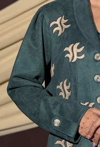 Camisa Verde de Mujer en Ante Sintético Bordado con Cuello Solapa, Manga Larga, Estilo Casual, Patrón de Letras Hecho a Mano, Corte Regular - Product Image 6