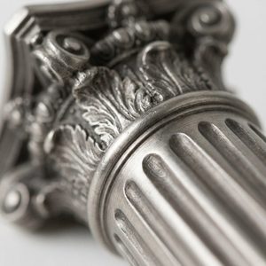 Vase colonne dorique artisanal de 30 cm en métal argenté satiné brossé, vase à fleurs en acier inoxydable pour la décoration de la maison, les hôtels, les mariages, les tables - Product Image 3