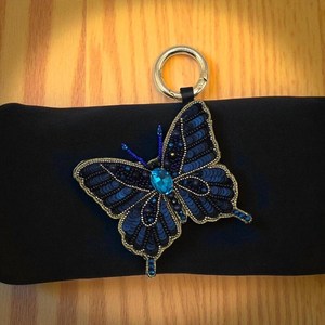 Llavero con Colgante de Mariposa Cola de Golondrina con Cuentas Azules Brillantes en Degradado - Product Image 2