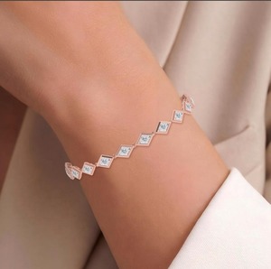 Magnifique bracelet tennis en or rose 9 carats avec diamants de laboratoire en forme de losange de 6,12 carats et sertissage clos - Product Image 1