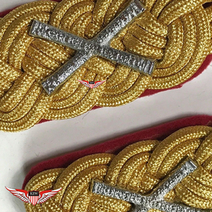 Epaulettes de Lujo KEW con Bandas Doradas Trenzadas y Emblema X Plateado con Fondo Rojo - Product Image 3