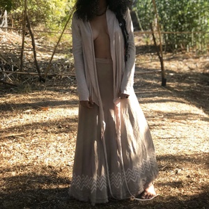 Falda Maxi Ligera de Algodón Tejida a Mano Estilo Bohemio para Mujer con Estampado Tribal y Dobladillo Deshilachado, Ideal para el Verano - Product Image 3