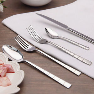 Ensemble de couverts en métal argenté de qualité supérieure Lavie Creations, poli à la main, bords arrondis lisses, pour une expérience culinaire confortable - Product Image 3