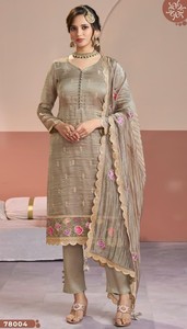 Traje Tradicional de Mujer Dhwaja Export, en Georgette Dorado con Imitación de Oro, Largo hasta el Tobillo, Semi-Cosido, con Bordado y Trabajo Zari, para Bodas - Product Image 2