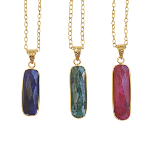 Collier pendentif religieux en laiton plaqué or 18 carats avec pierre naturelle verte et serti clos - Product Image 5