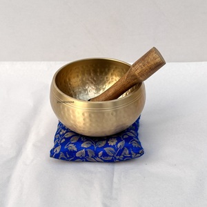 Fabricant de bols chantants martelés de haute qualité, bols sonores de méditation, bols chantants tibétains en bronze et laiton avec marteau et coussin - Product Image 3
