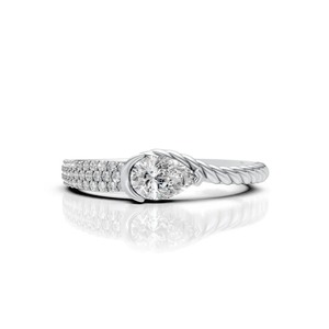 Anillo de Diamantes en Oro Blanco de 14K, Pieza de Joyería Fina para Hombre, con un Solitario Central de Corte Pera - Product Image 2