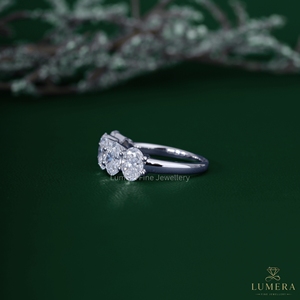 Anillo de eternidad de cinco piedras con diamante de laboratorio de corte ovalado elegante de 2.65 quilates, anillo nupcial a juego para mujer - Product Image 3