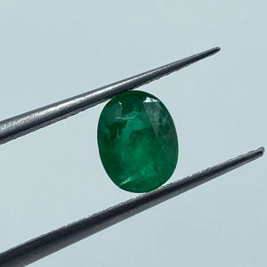 Gema de Esmeralda Natural de 1.10 Quilates, Corte Ovalado de 5.80x7.50MM, Color Verde, para Joyería - Product Image 1
