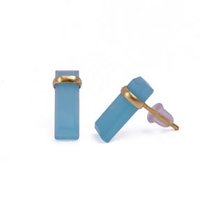Boucles d'oreilles clous rectangulaires en laiton plaqué or avec chalcédoine aqua, faites à la main, minimalistes, géométriques, pierres précieuses - Product Image 1