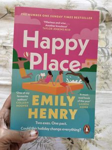Happy Place de Emily Henry, roman de fiction romantique en édition brochée, best-seller, histoire d'amour - Product Image 1