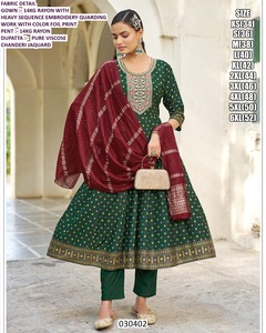 Robe Anarkali Gulshan Noir moderne, respirante et confortable, longue jusqu'au sol, en rayonne, avec broderie et veste - Product Image 1