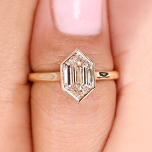 Bague de fiançailles et de mariage en diamant hexagonal taille étagée de 1,50 carat, cultivé en laboratoire, sertie en cathédrale, bijoux en or 14 carats - Product Image 4