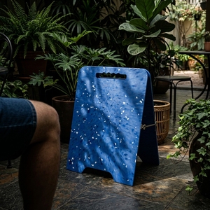 Letrero de Plástico Reciclado Azul con Marco en A, Asa y Soporte con Bisagras, Muebles Ecológicos y Sostenibles de 4GoodThings - Product Image 2