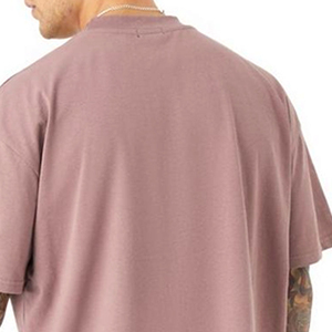 Camiseta de corte holgado con cuello redondo y costuras en contraste para hombre, antiarrugas, personalizada, OEM, de fabricante de prendas de corte y confección. - Product Image 4