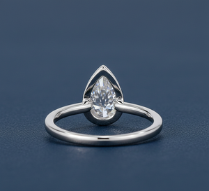 Anillo de compromiso solitario con diamante de laboratorio en forma de pera de 1 quilate, oro blanco de 14K, VVS2, certificado IGI, engaste de bisel, venta al por mayor - Product Image 3