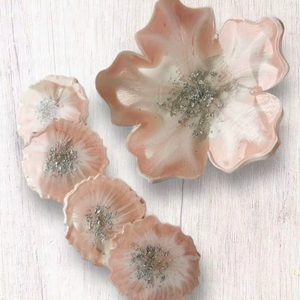 Cuenco grande de resina epoxi rosa claro con diseño de geoda, hecho a mano, decorativo, para servir. - Product Image 1