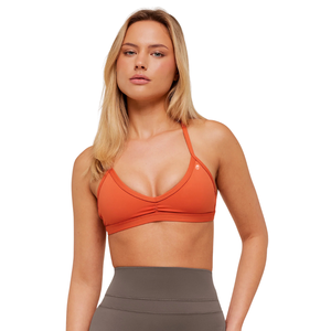 Sujetador deportivo minimalista para mujer con logo personalizado, naranja atenuado, de nailon y elastano, soporte ligero, con tiras, top de yoga para entrenamiento, gimnasio y fitness, naranja óxido. - Product Image 1