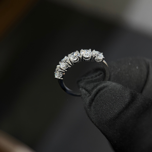 Anillo de Eternidad Redondo para Mujer con Cinco Diamantes Cultivados en Laboratorio de 0.40ct Cada Uno, Color D, Oro Blanco de 14K, Certificado IGI - Product Image 6