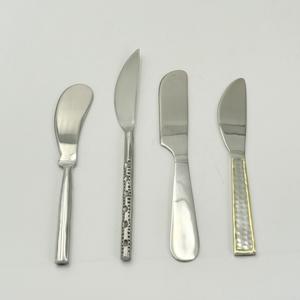 Juego de 4 utensilios para queso de acero inoxidable con logotipo personalizado y mango de diseño diferente para uso doméstico, en restaurantes y como regalo. - Product Image 1