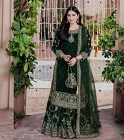 Ensemble Kurta Sharara en Velours Royal avec Broderie de Paillettes Chinoises, Rivets, Moti et Dupatta en Tulle Fait Main – Tenue de Luxe pour Femme pour Occasions Spéciales