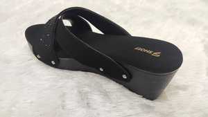 Sandales compensées noires scintillantes et confortables pour femmes, avec brides croisées et strass en cristal, vente en gros - Product Image 4