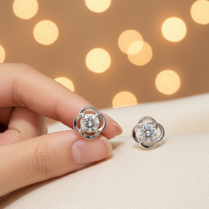 Boucles d'oreilles clous tendance en argent sterling 925 avec moissanite en forme de fleur pour femme, taille brillant rond 1,00 carat, idéales pour mariage et cadeau d'anniversaire - Product Image 3