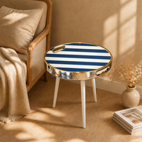 Table d'appoint ronde à trois pieds avec plateau en verre et rayures blanches marine pour salon ou balcon