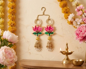 Adorno de Pared de Madera Bordado a Mano Tradicional con Borlas Metálicas y Diseño de Loto Rosa para Ocasiones Festivas, Decoración para el Hogar y la Oficina - Product Image 3