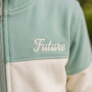 Ensemble uniforme scolaire pour enfants, veste zippée et pantalon en coton vert French Terry avec logo brodé pour élèves du primaire - Product Image 4