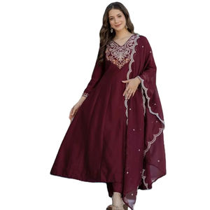 Ensemble Kurti / Kurta de créateur en pure soie Chinon avec broderie fantaisie, collection Hiver 2026, tendance pour adultes - Product Image 1