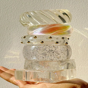 Lot de bracelets fins et ronds en résine, effet arc-en-ciel, incrustés de paillettes holographiques brillantes et denses, disponibles à prix de gros. - Product Image 4