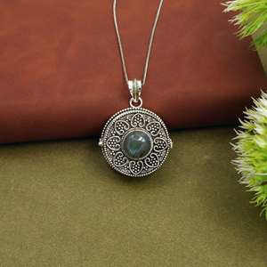 Collier pendentif médaillon style vintage argenté avec breloques en pierre de lune, labradorite et quartz rose |   Coffret cadeau de bijoux ouvert - Product Image 5