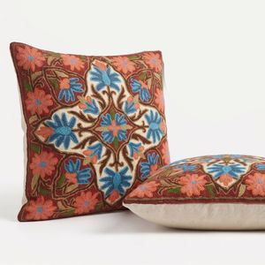 Funda de Cojín Cuadrada Bordada con Diseño Floral en Color Granate, Azul y Naranja, Estilo Bohemio para Decoración del Hogar - Product Image 5