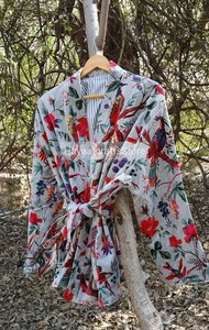 Elegante Bata de Mujer de Terciopelo Verde con Estampado Animal y Bordado a Mano, Manga Larga, Gruesa, Tipo Jersey, Acabada - Product Image 5